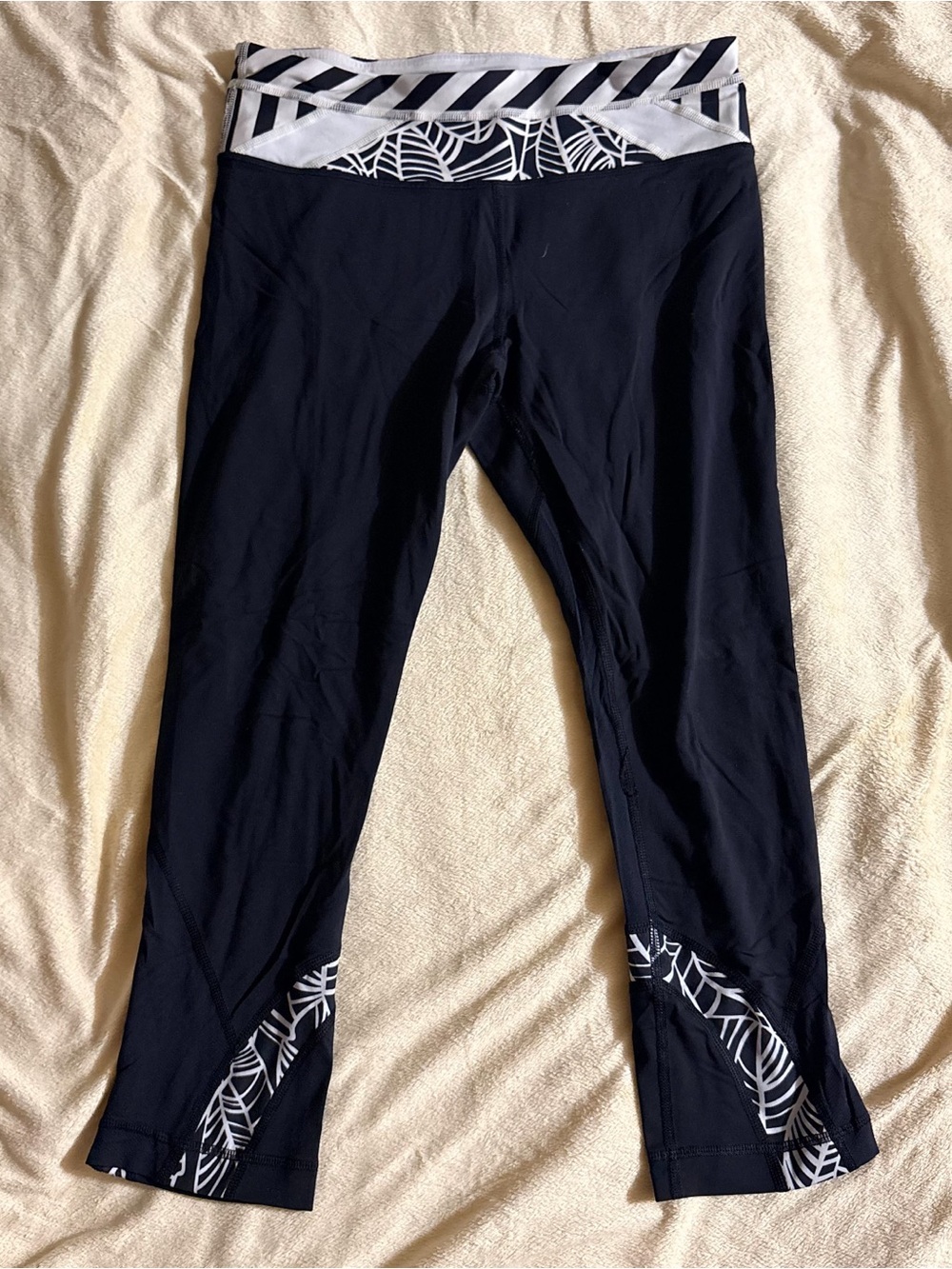 Lululemon Run Inspire Crop II Leggings Size 6 Black Pretty Palm Angel Wing Mesh